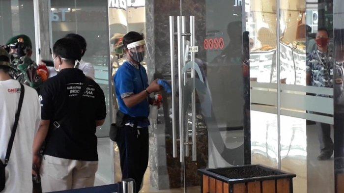 BREAKING NEWS - Kembali Beroperasi Hari Ini, Gagang Pintu Masuk Mall Cileungsi Rutin Dilap