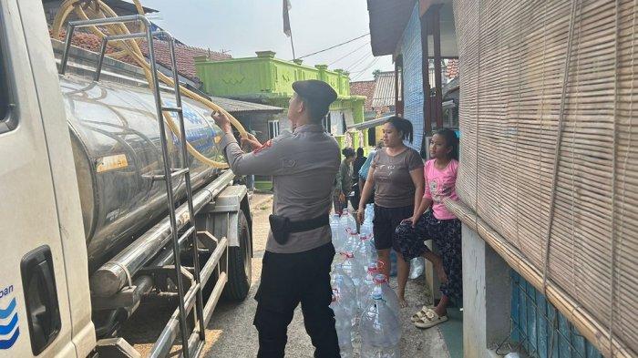 Kekeringan Makin meluas, Polres Bogor Turun Ikut Distribusikan Air Bersih Untuk Warga Terdampak