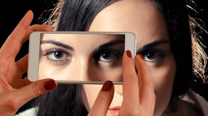 Ketagihan Main Game Di Ponsel, Gadis Ini Alami Kebutaan