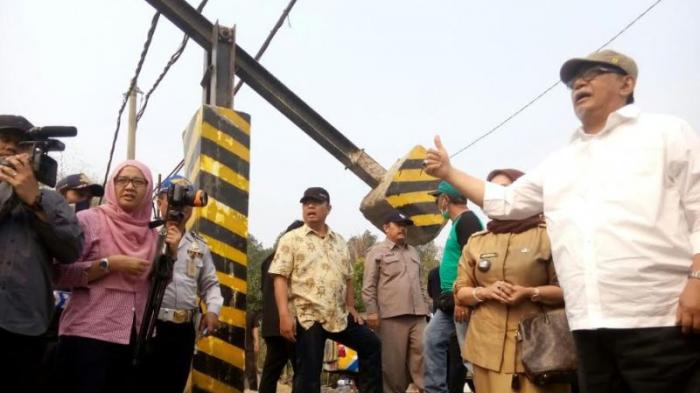 Halangi Truk Tambang di Bogor, Deddy Mizwar Pasang Portal
