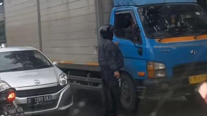 Viral Video Aksi Koboi Pria Tenteng Pistol di Jalanan Jatinangor, Sosoknya Tak Disangka-Sangka