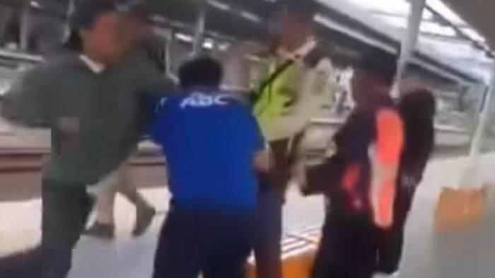 Pria Berjersey Persib Dikeroyok Oknum Jak Mania di Stasiun, Ternyata Disabilitas Asal Bogor