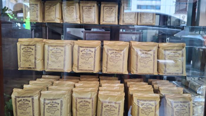 KULINER BOGOR - Kemasan klasik yang tak berubah sejak puluhan tahun lalu. Kopi bubuk bah sipit kacamata tetap mempertahankan cita rasa dan tampilan autentiknya