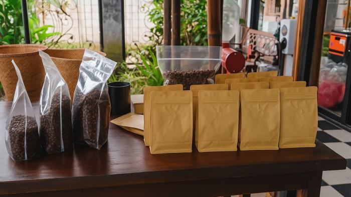 UMKM BOGOR - Biji kopi lokal berkualitas yang diproses dan dikemas langsung oleh Rumah Kopi Bogor menjaga kesegaran aroma dan cita rasa khasnya.