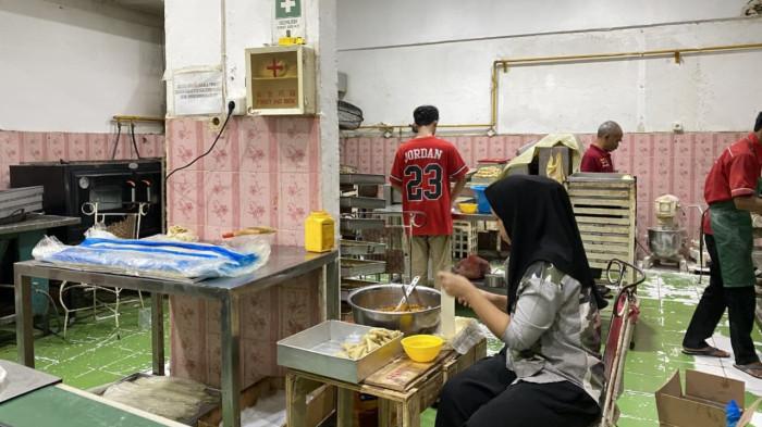 KULINER BOGOR - Suasana di dapur produksi Kanung Bogor. Para pekerja bahu membahu menyiapakan adonan dan merampungkan tahap awal pembuatan produk makanan yang akan segera di distribusikan.