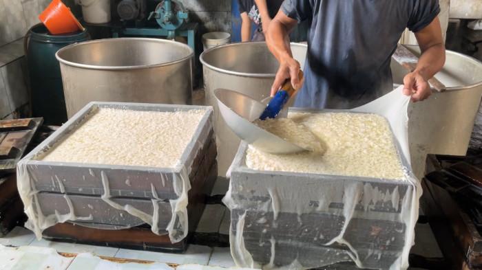 UMKM BOGOR - Proses produksi Tahu Enak Pak Aris yang masih tradisional dan menggunakan bahan-bahan alami.