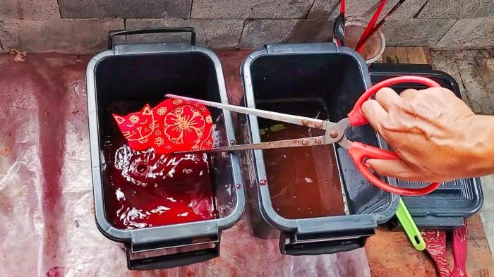 UMKM BOGOR - Proses pelorotan batik kayu di Batikayudewi, dilakukan secara tradisional dan ramah lingkungan. Tahapan ini menggunakan air panas untuk menghilangkan malam batik, sehingga motif batik muncul alami tanpa bahan kimia berbahaya.