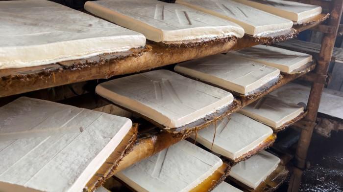 UMKM BOGOR – Tahu buatan pabrik Tahu Enak Pak Aris yang sudah direndam, kemudian diangkat dan ditiriskan sebentar sebelum ke proses pemotongan.