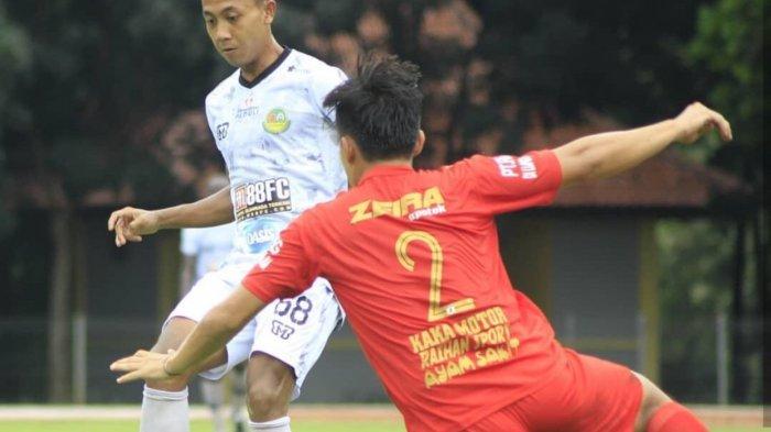 Roni Sugeng (putih).