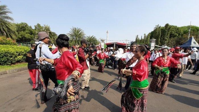 Ratusan Warga NTT Menari di Dekat Istana Negara saat Pelantikan Presiden