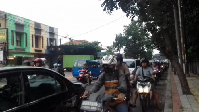 Sore Ini Arus Lalu Lintas Jalan RE Abdullah Arah Simpang Ciomas Padat