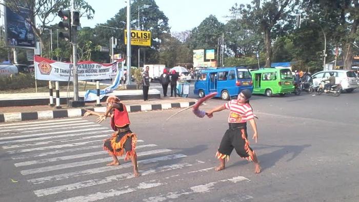 Empat Tahun Gelar Pertunjukan Seni Reog di Jalan Raya