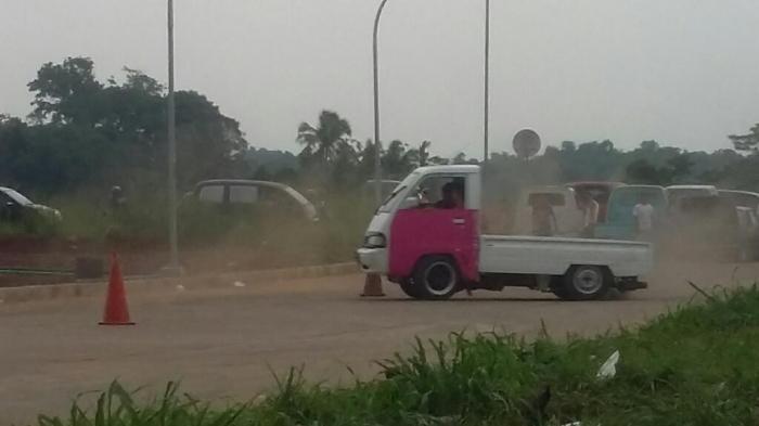 Sore Hari, Seru Nonton Mobil Rolet di Depan GOR Pakansari Bogor
