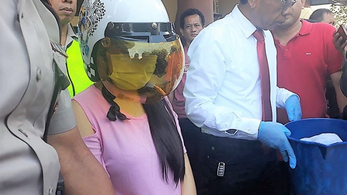 Melahirkan Dikamar Mandi, Calon Mamah Muda Pakai Helm Karena Lakukan Ini Ditempat Sampah