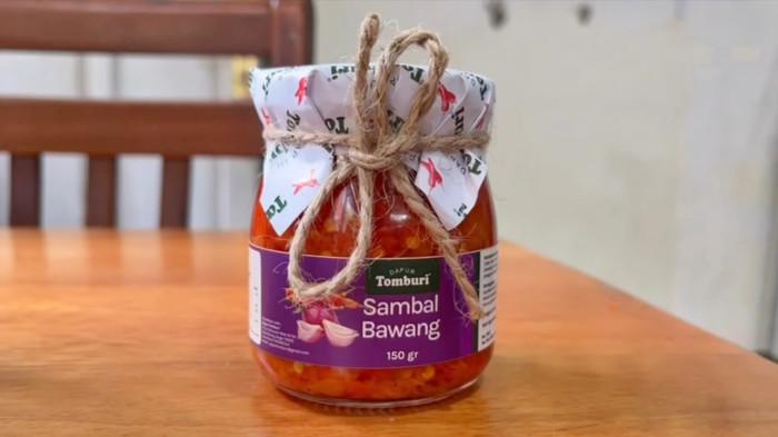 UMKM BOGOR - Sambal Bawang yang menjadi primadona Dapur Tomburi. Manisnya berasal dari bawang Brebes, bukan gula berlebihan, dengan komposisi seimbang 1 kg cabai dan 1 kg bawang.