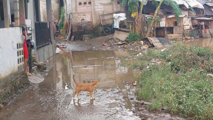 BANJIR DI BOGOR - Suasana Kampung Bubulak Darussalam, RT 03/09, Desa Laladon, Kecamatan Ciomas, Kabupaten Bogor, Senin (20/4/2026).
