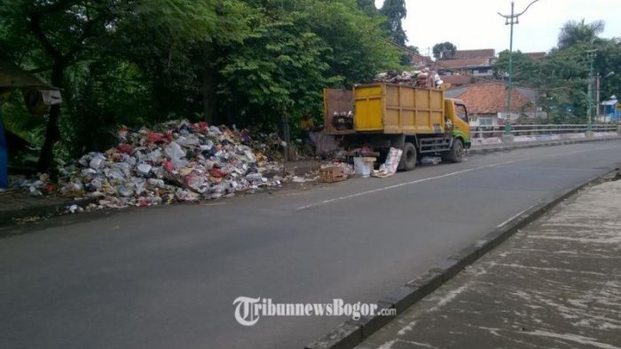 Sampah Dibiarkan Menumpuk, Warga Lewat Tutup Hidung