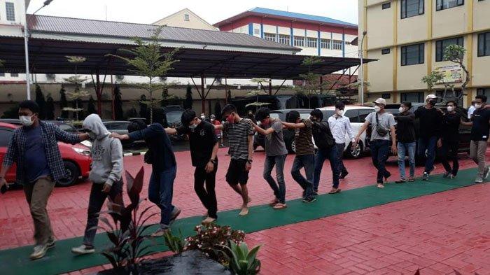 Polisi Amankan Sekelompok Pemuda yang Rusak Kios di Samping Mal BTM