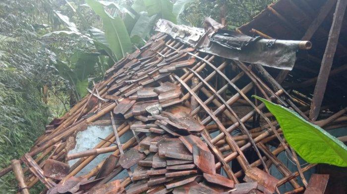 Diguyur Hujan Disertai Angin Kencang, Satu Rumah di Leuwiliang Bogor Ambruk