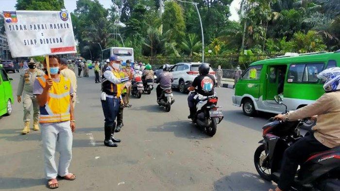 Sejumlah pelanggar PSBM yang tidak menggunakan masker dikenakan sanksi sosial