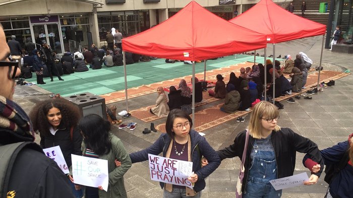 Ratusan Mahasiswa Non Muslim Ini Lindungi Teman-temannya yang Shalat Jumat di Tengah Kampus