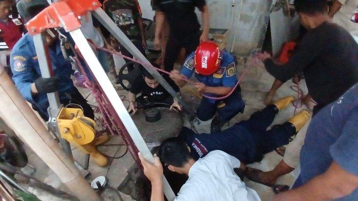 Waduh ! Tukang Gali Sumur di Bogor Terjebak Tak Bisa Naik, Damkar Terjun Lakukan Penyelamatan