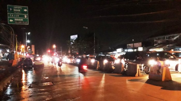 Laju Kendaraan Depan Pasar Ciawi Malam Ini Tersendat