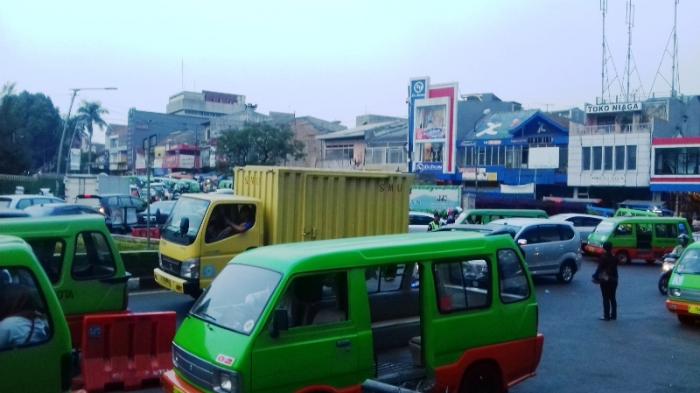 Arus Lalu Lintas di Simpang Mal BTM Padat Petang Ini