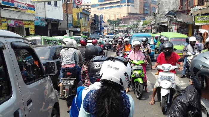 Simpang tiga Empang Bogor Padat Merayap Jelang Sore Ini