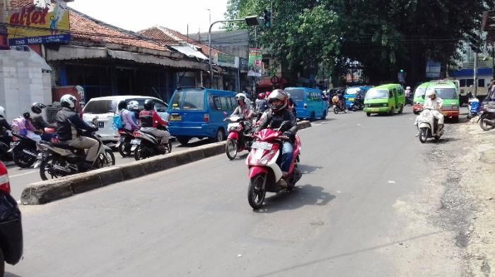 Arus Lalulintas di Simpang Tiga Empang Kota Bogor Ramai Cenderung Tersendat