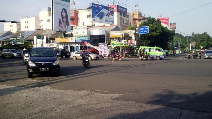 Arus Lalu Lintas Simpang Empat Warung Jambu Lengang Minggu Pagi Ini