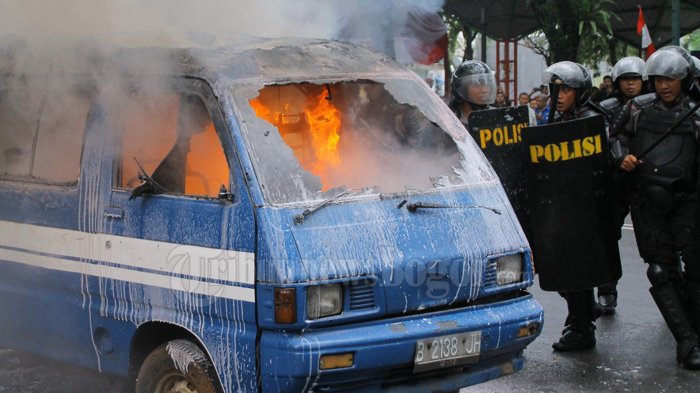 Simulasi Pengamanan Pilkada Jadi Perhatian Warga, Ada Tembakan dan Aksi Bakar Mobil