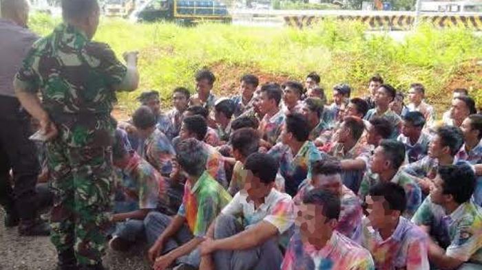 Ekspresi Kelulusan SMA, Corat-coret Seragam, Tawuran, hingga Mesum