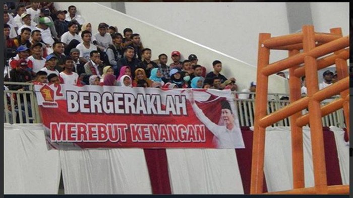 Foto Spanduk Prabowo Salah Cetak Ini Viral, 'Bergeraklah Merebut Kenangan'