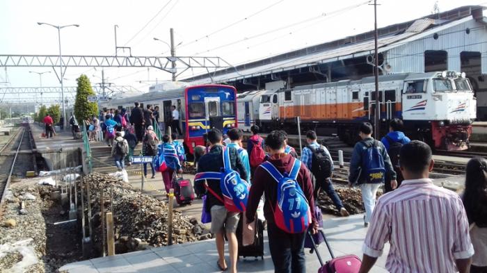 Pagi Ini KRL Commuter Line Jurusan Duri Ramai Penumpang Di Stasiun Bogor