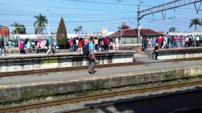Kereta Terlambat, Penumpang Kepanasan : Aduh Panas, Coba Ya Peronnya Diberi Atap