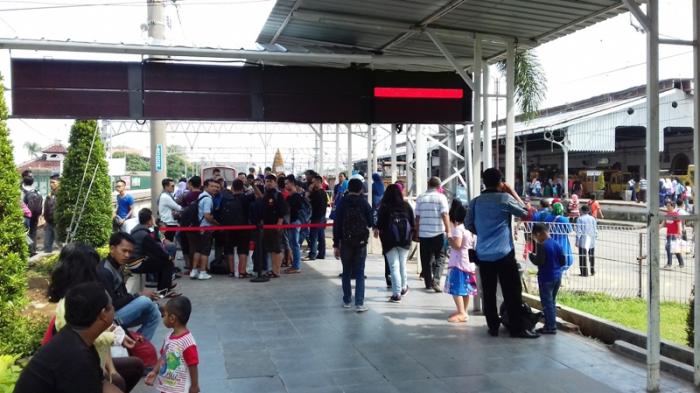 Papan Informasi di Stasiun Bogor Mati, Penumpang: Yah Mati, Tanya ke Petugas Lagi, Capek Deh!