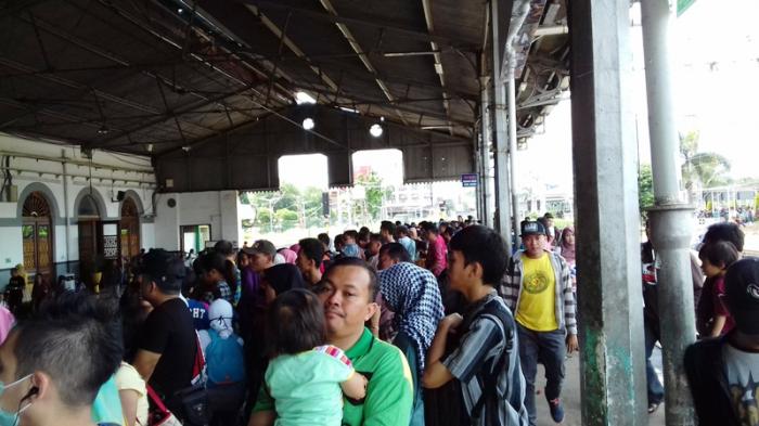 Libur Nasional, Peron Stasiun Bogor Padat Penumpang, Lihat Kondisinya Disini