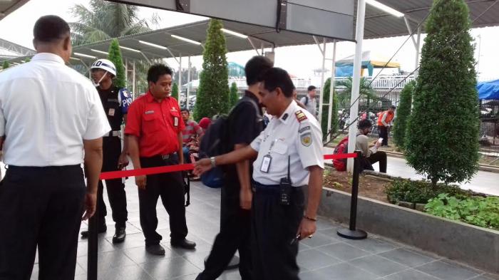 Penumpang Sering Salah Jalur, Petugas Stasiun Bogor Pasang Tali Pembatas