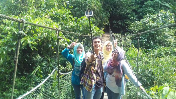 Selfie di Suaka Elang, Melihat Lebih Dekat Burung Elang di Penangkaran