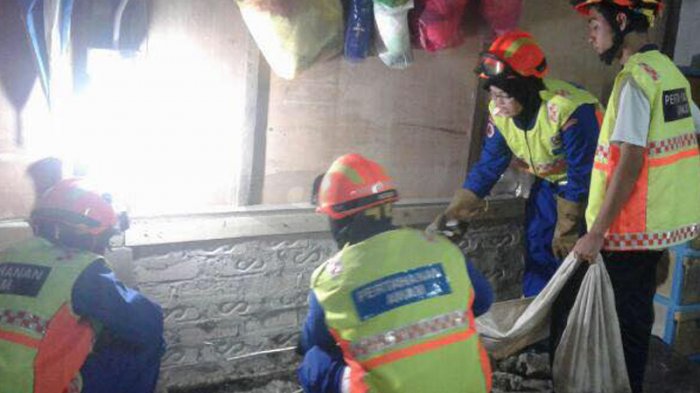 Jantung Nenek Berdebar Dengar Suara Dari Dalam Lantai, Petugas Tak Percaya Saat Bongkar Lubang Kecil