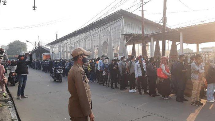 Imbas Penyekatan Jalan Protokol, Antrean Penumpang Mengular di Stasiun Bojonggede Bogor