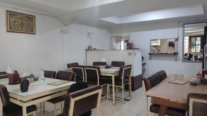 KULINER BOGOR - Suasana sederhana di dalam warung Sate Pak Rebing, tempat pelanggan menikmati kelezatan sate legendaris dengan nuansa rumahan yang hangat.