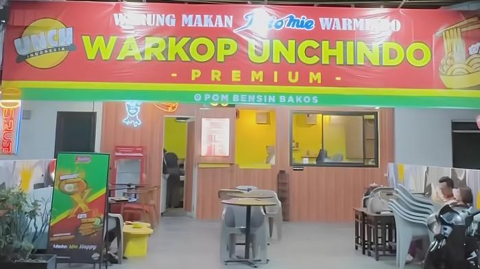 KULINER BOGOR - Suasana kedai Unch Indonesia saat malam hari, terlihat tempat nya sangat nyaman untuk nongkrong bersama hingga beristirahat dari lelahnya aktivitas sehari penuh.