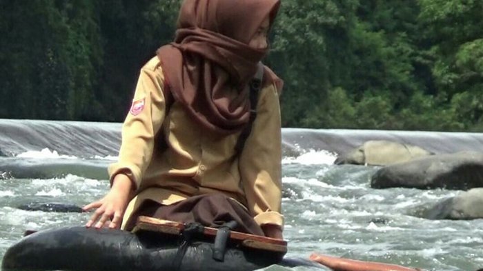 Wujud Pembangunan Tak Merata, Pelajar Ini Bertaruh Nyawa Lewati Sungai Gunakan Ban Demi Sekolah