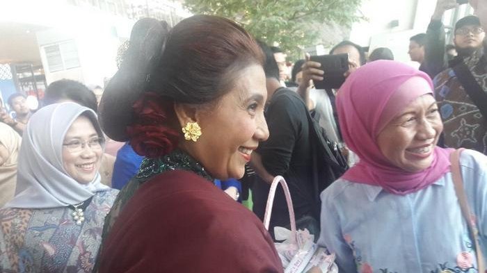 Saat Kebaya Hijau Susi Pudjiastuti Bikin Heboh Penumpang Bandara Soekarno Hatta