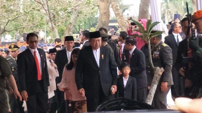 SBY Digandeng Dua Cucunya Saat Menuju Lokasi Pemakaman Ani Yudhoyono