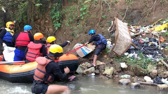 Susur Sungai Cisadane, Dirut PDAM Tirta Pakuan Kaget Melihat Banyak Benda Tak Wajar di Aliran Sungai