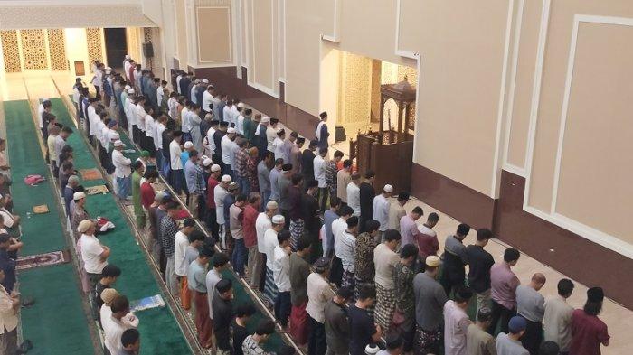 Masjid Agung Kota Bogor Gelar Tarawih Pertama Ramadhan 2023, Jumlah Shaf Tidak Terlalu Penuh
