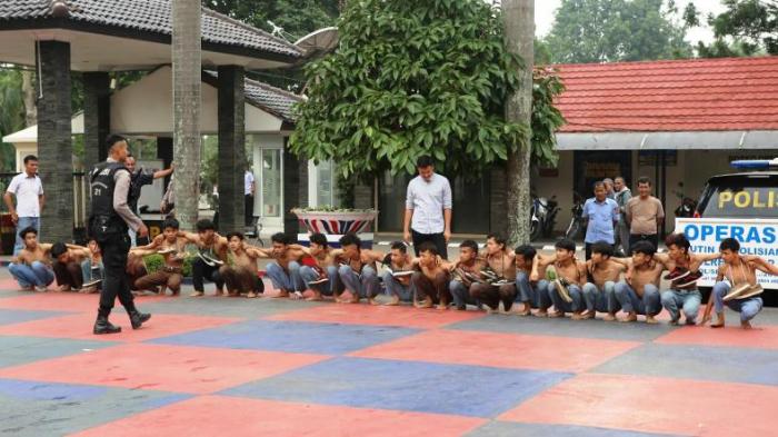 Belasan Pelajar Diangkut Truk Sampah dan Dikalungi Sepatu, Penyebabnya Bikin Warga Geram
